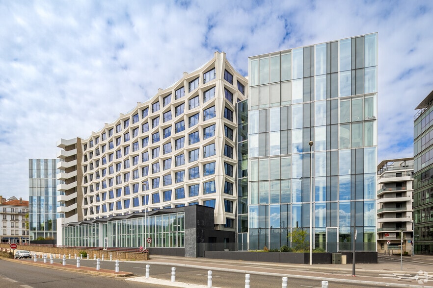 141-143 Cours Gambetta, Lyon à louer - Photo du bâtiment - Image 2 de 4