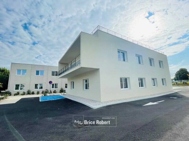 Office in Bron for lease - Building Photo - Image 3 of 11