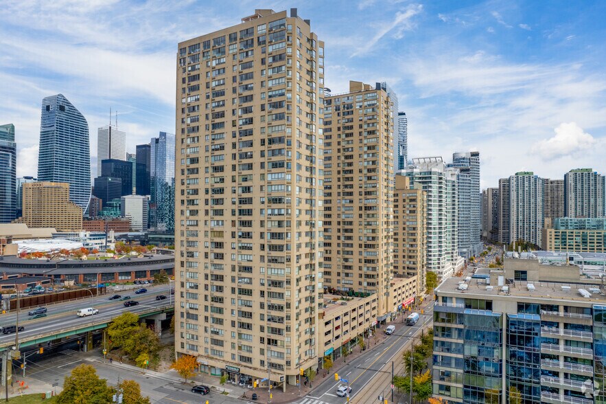 254 Queens Quay W, Toronto, ON à louer - Photo du bâtiment - Image 2 de 4