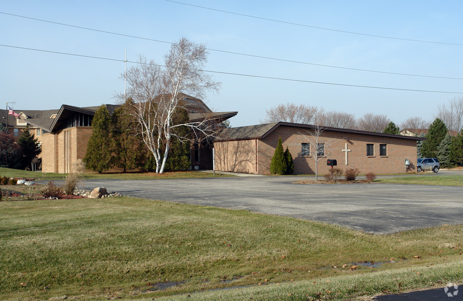 17345 15 Mile Rd, Clinton Township, MI à vendre - Photo du bâtiment - Image 1 de 1