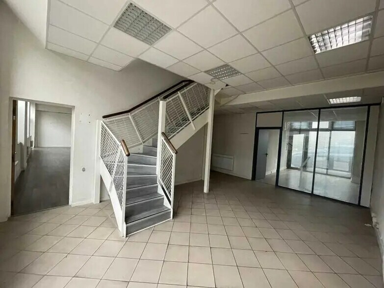 Flex in Vanves for lease - Interior Photo - Image 2 of 11
