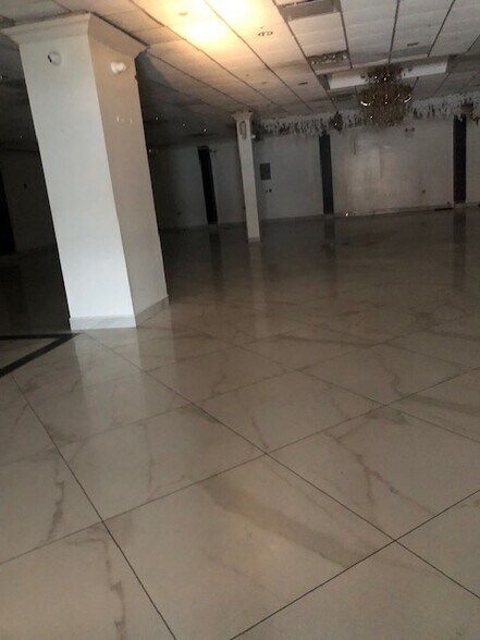 1363-1372 Utica Ave, Brooklyn, NY à louer - Photo du bâtiment - Image 3 de 26