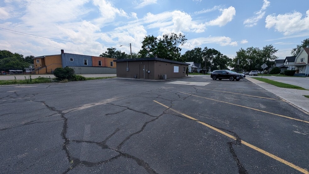 922 Division St, Mishawaka, IN for lease - Building Photo - Image 3 of 9