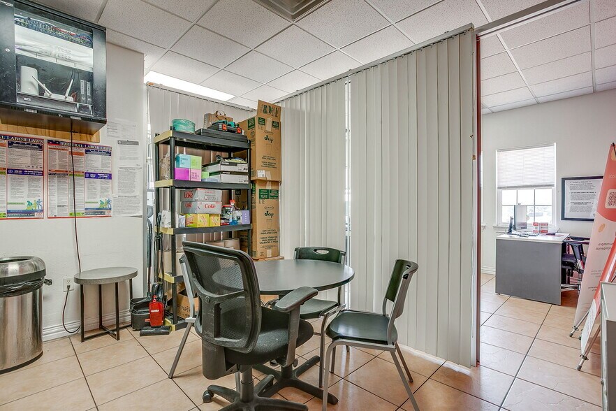 1300 Jacksboro Hwy, Fort Worth, TX à vendre - Photo du bâtiment - Image 2 de 22