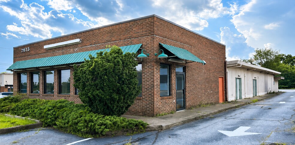 2813 Wade Hampton Blvd, Taylors, SC à vendre - Photo du bâtiment - Image 2 de 7