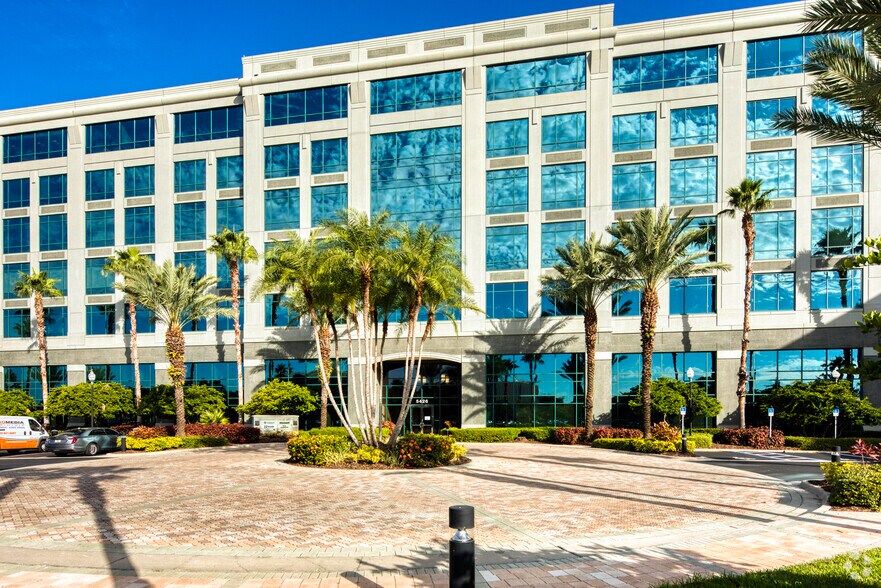 5426 Bay Center Dr, Tampa, FL à louer - Photo du bâtiment - Image 2 de 11