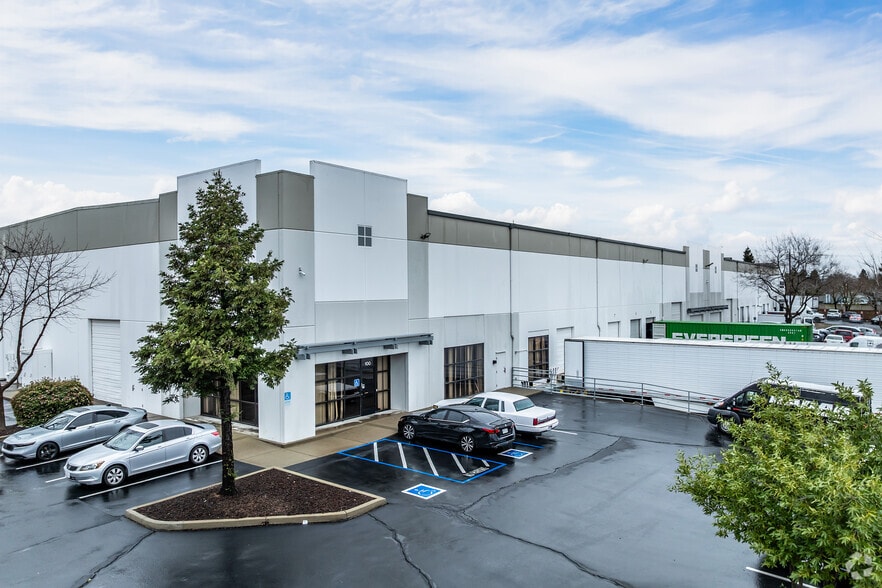 5091 Kelton Way, Sacramento, CA à louer - Photo du bâtiment - Image 2 de 4