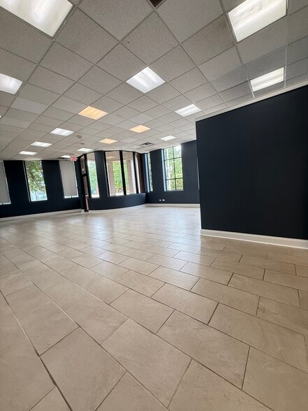 223 Dundee Ave, Elgin, IL for lease - Building Photo - Image 3 of 15