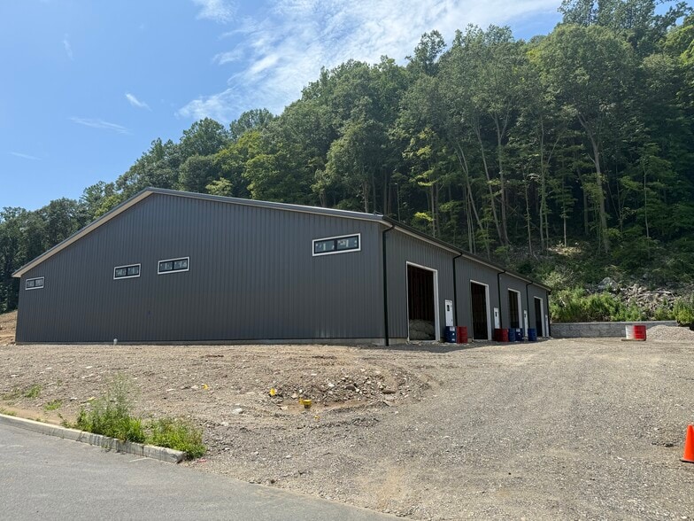 19 Trowbridge Dr, Bethel, CT for lease - Building Photo - Image 3 of 3