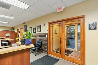 15-85 N Woodbury St, South Elgin, IL for lease Interior Photo- Image 1 of 3