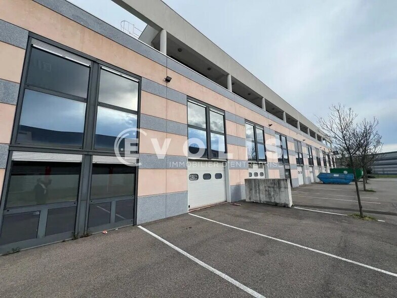 10 Rue De Bretagne, Saint-Quentin-Fallavier for lease - Building Photo - Image 1 of 33