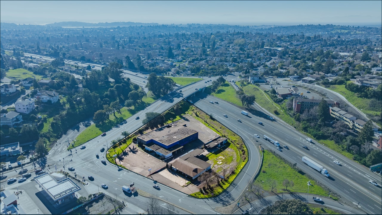 709-711 Admiral Callaghan Ln portfolio of 2 properties for sale on LoopNet.ca Primary Photo- Image 1 of 28