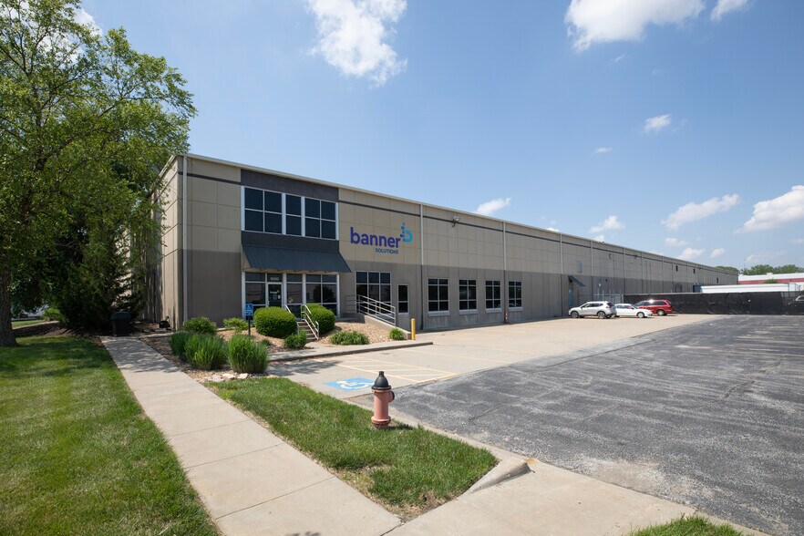 1000-1010 N Century Dr, Kansas City, MO à louer - Photo du bâtiment - Image 1 de 5
