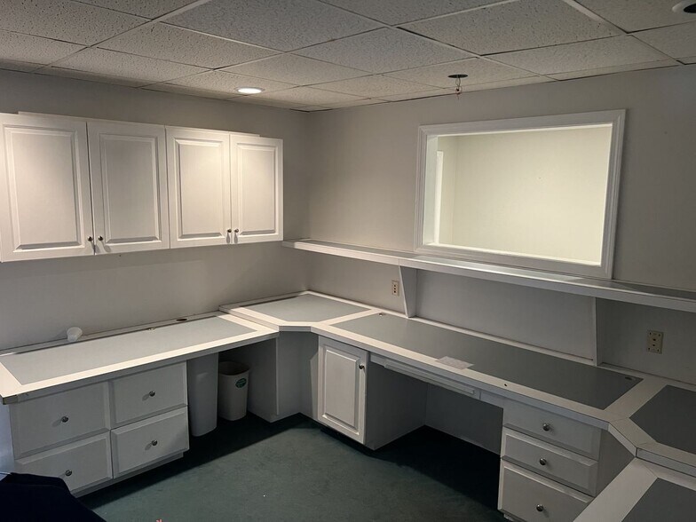 49 Derry St, Hudson, NH à louer - Photo intérieure - Image 3 de 5