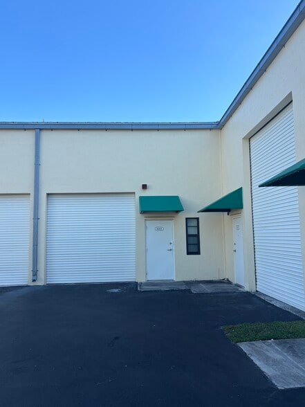 14305 SW 142nd St, Miami, FL à louer - Photo du bâtiment - Image 1 de 5