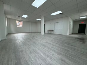 60-11 60th St, Flushing, NY for lease Interior Photo- Image 1 of 3