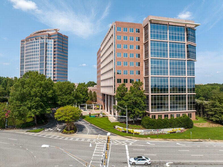 5555 Glenridge Connector, Atlanta, GA à louer - Photo du bâtiment - Image 2 de 5