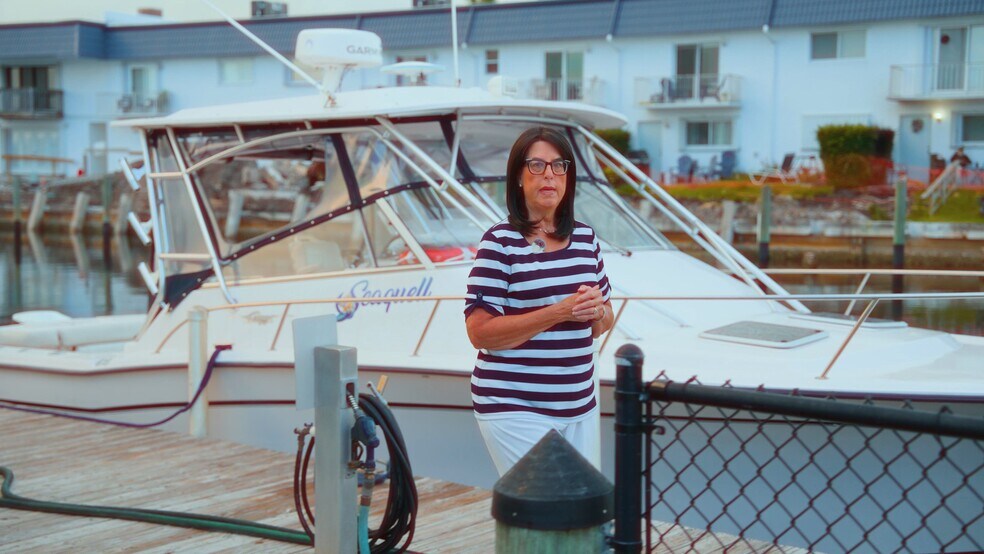 Retail & 13 Boat Marina | 631 Northlake portefeuille de 2 propriétés à vendre sur LoopNet.ca - Vidéo sur l’inscription commerciale - Image 2 de 18