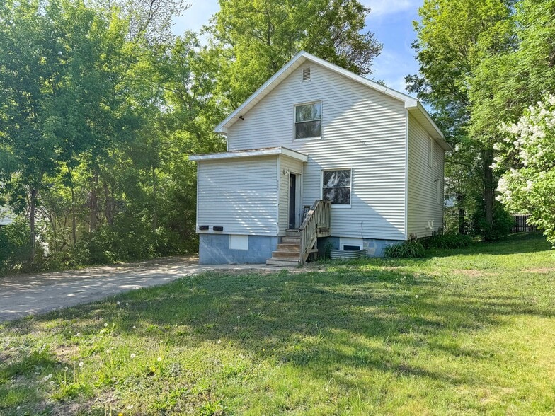 822 W Maple Ave, Fergus Falls, MN for sale - Building Photo - Image 2 of 18