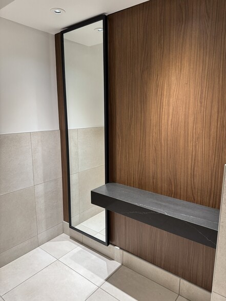 8989 N Port Washington Rd, Bayside, WI for lease - Interior Photo - Image 3 of 27