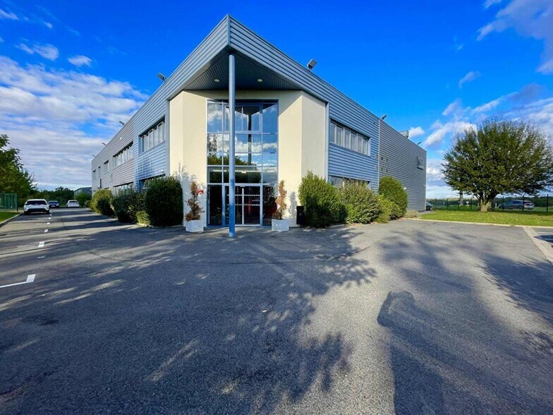 Office in Verneuil-en-Halatte for lease - Building Photo - Image 3 of 9