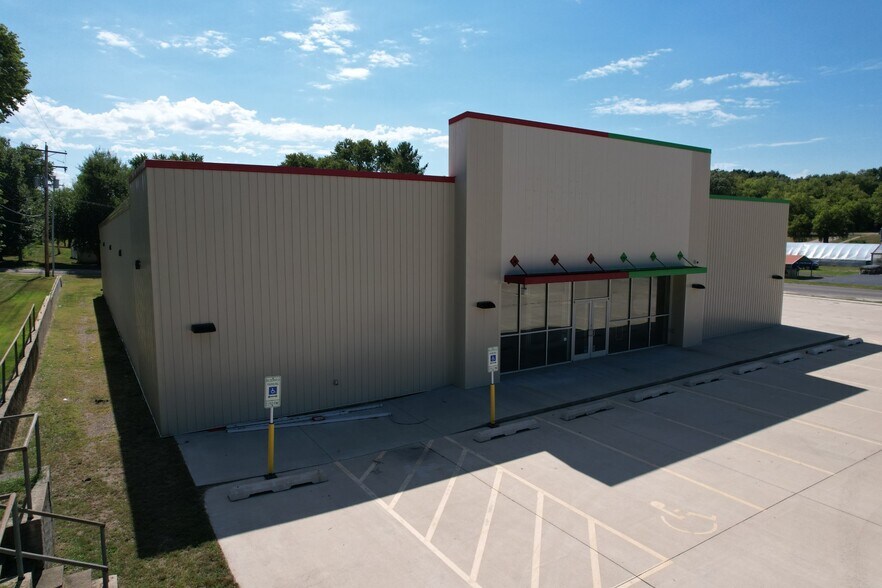 320 S Adams St, Manito, IL à vendre - Photo du bâtiment - Image 2 de 14