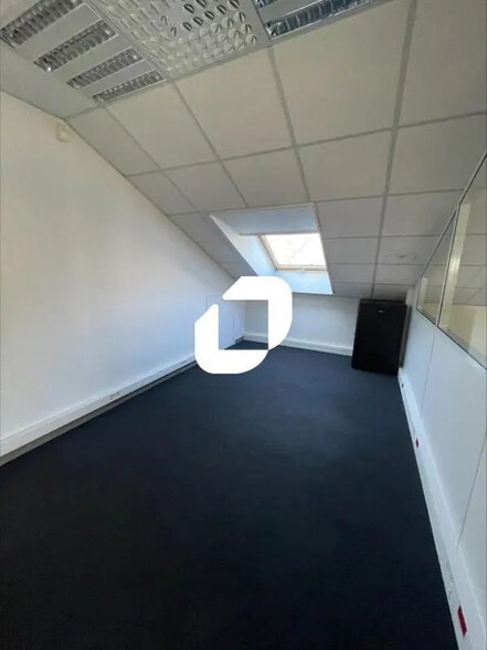 Office in Eybens for lease - Interior Photo - Image 3 of 8