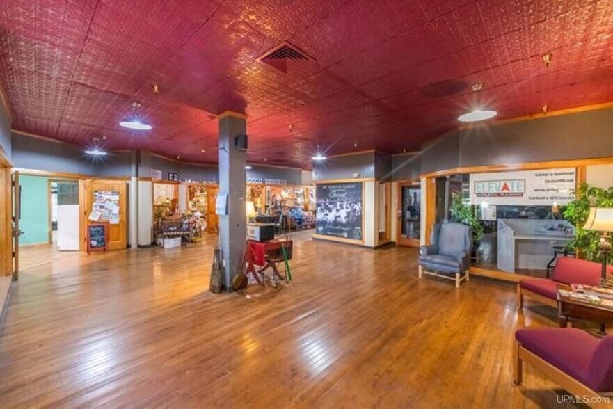 308 Cleveland Ave, Ishpeming, MI à vendre - Photo du bâtiment - Image 3 de 23