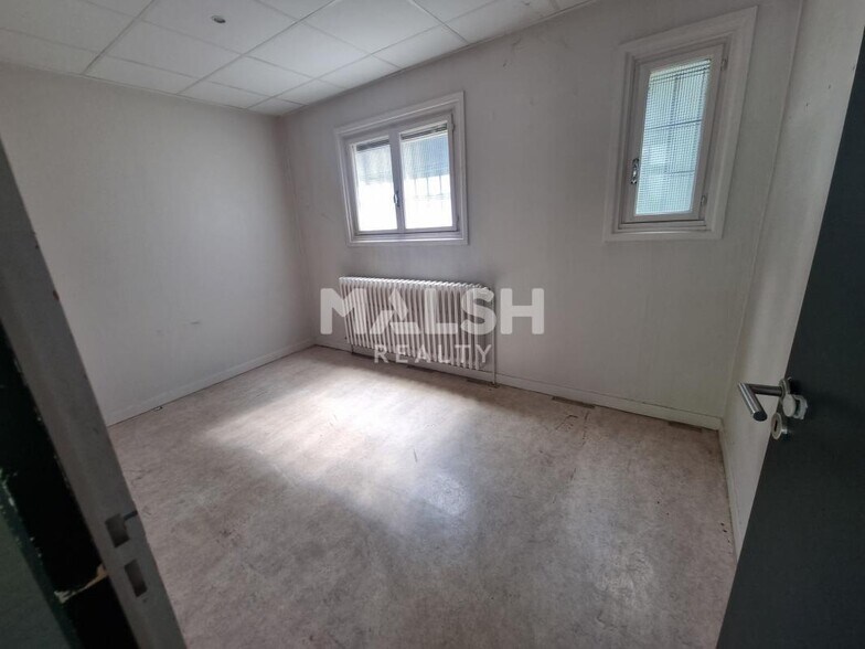 Retail in OULLINS-PIERRE-BÉNITE for lease - Interior Photo - Image 2 of 3