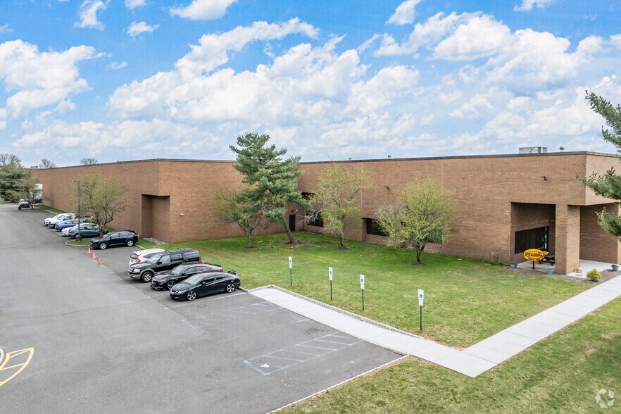 120 Herrod Blvd, South Brunswick, NJ à louer - Photo du bâtiment - Image 2 de 5