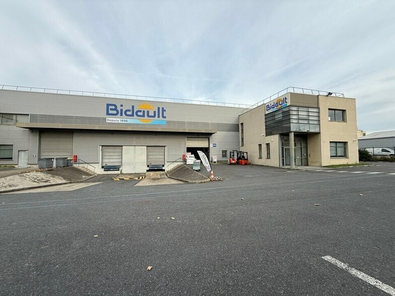 Industrial in Gennevilliers for lease - Building Photo - Image 2 of 12