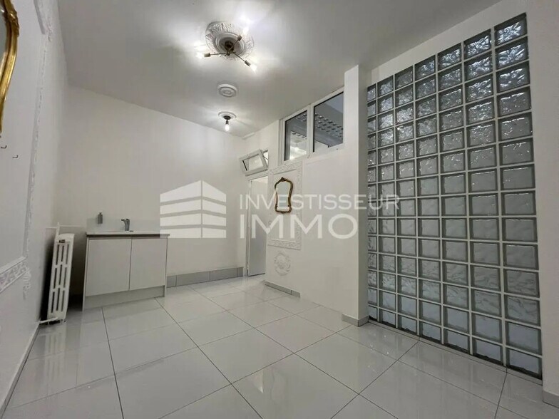 Retail in Paris for lease - Interior Photo - Image 1 of 14