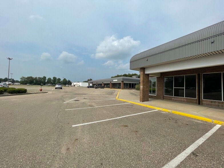 111-281 US 131, Three Rivers, MI for lease - Building Photo - Image 2 of 29