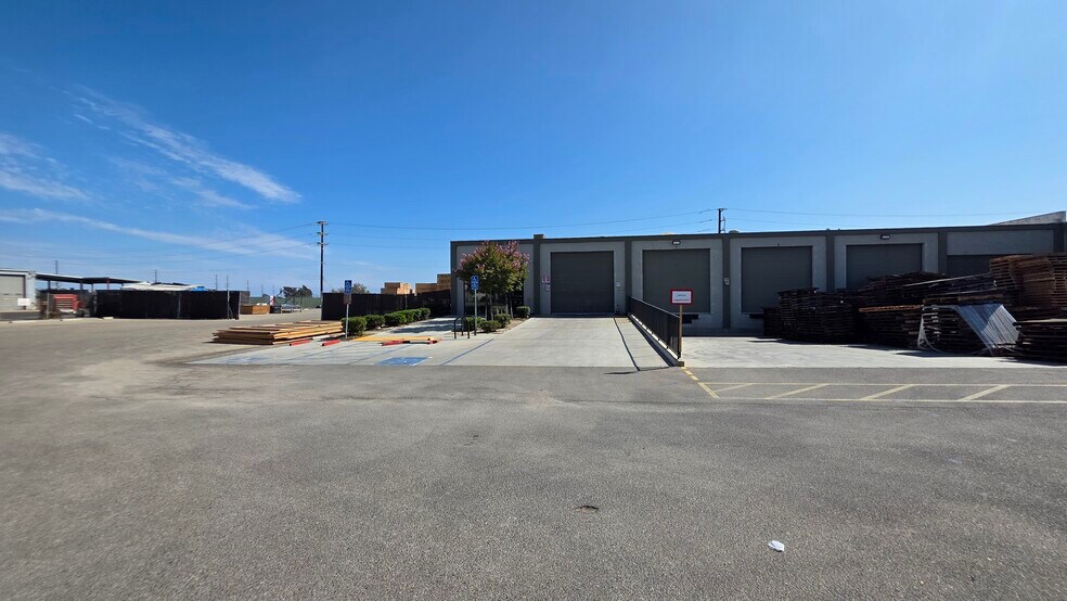 3810 Transport St, Ventura, CA à louer - Photo du bâtiment - Image 3 de 4