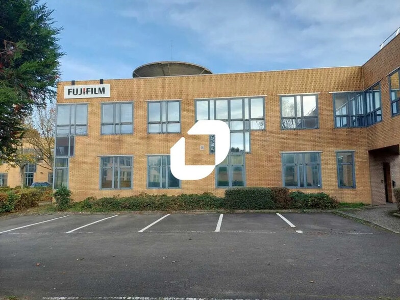 39-43 Avenue Des 3 Peuples, Montigny-le-Bretonneux for lease - Building Photo - Image 2 of 7