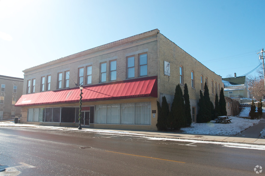 230 Watson St, Ripon, WI à vendre - Photo du bâtiment - Image 1 de 1