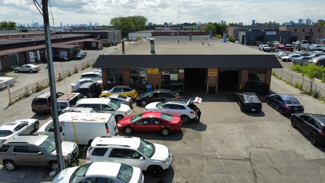 Plus de détails pour 122 Manville Rd, Toronto, ON - Industriel à vendre