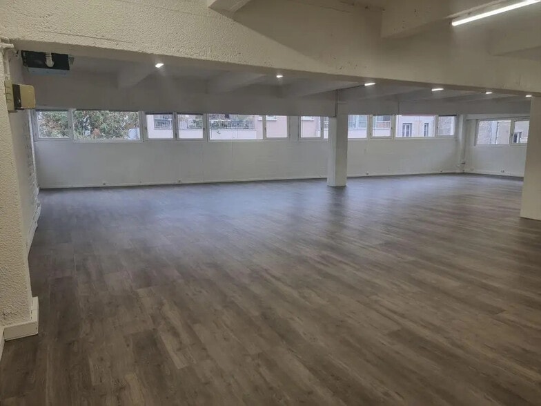 Office in Montreuil for lease - Interior Photo - Image 3 of 7