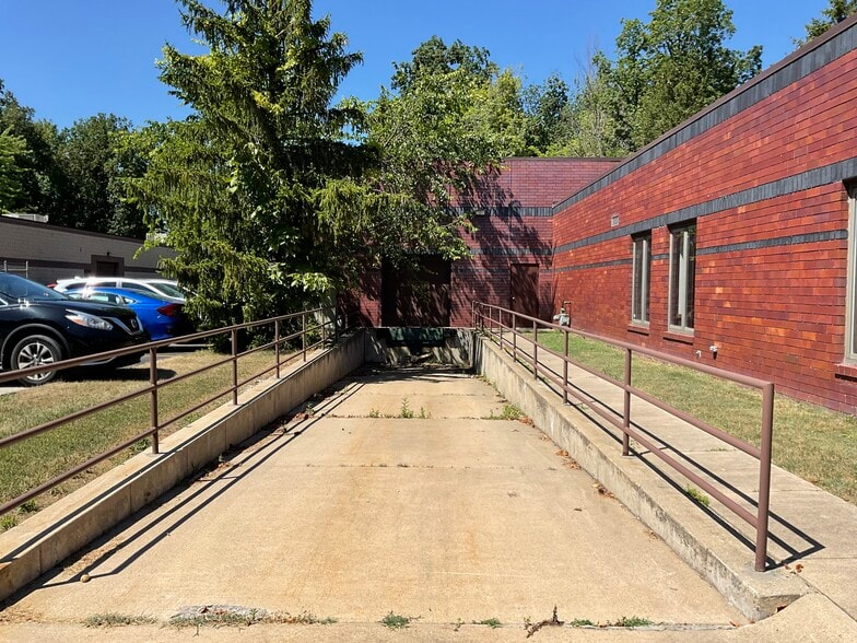 38227 Western Pky, Willoughby, OH for lease - Building Photo - Image 3 of 9