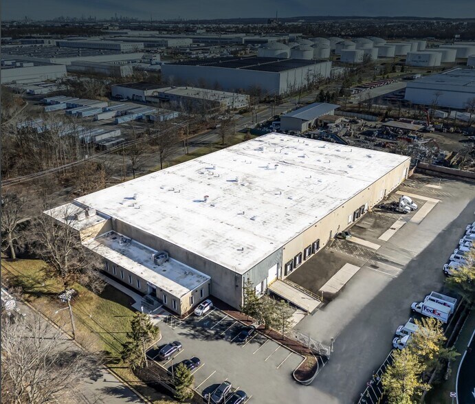 80 Essex Ave E, Avenel, NJ à louer - Photo du bâtiment - Image 2 de 8