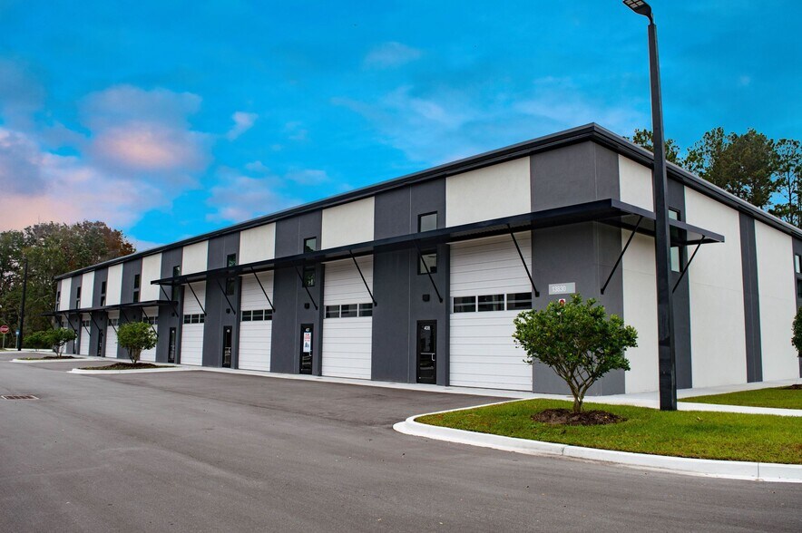 13830 Gran Bay Pky, Jacksonville, FL à louer - Photo du bâtiment - Image 2 de 6