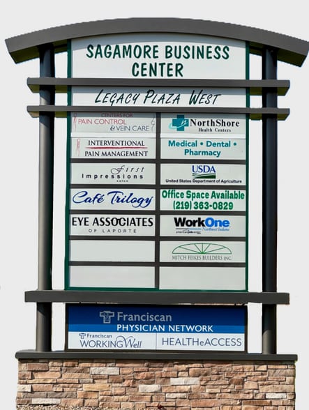 300 Legacy Plz W, La Porte, IN à louer - Photo du bâtiment - Image 2 de 13