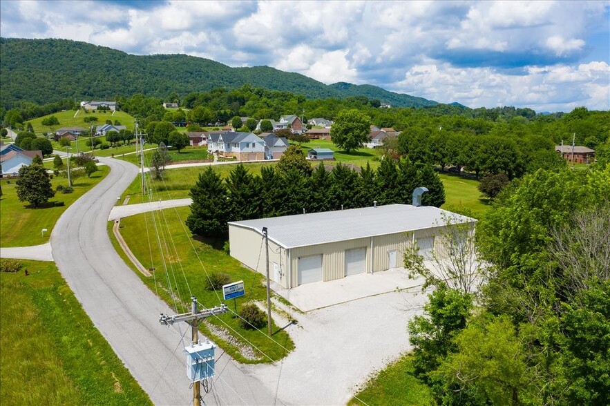 216 Mountain Perkins Ln, Jacksboro, TN à vendre - Photo principale - Image 1 de 1