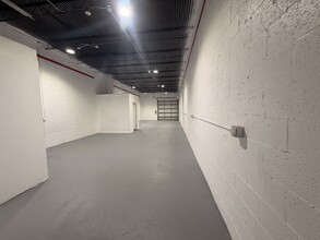 2696 NW 31st Ave, Lauderdale Lakes, FL for lease Interior Photo- Image 2 of 5