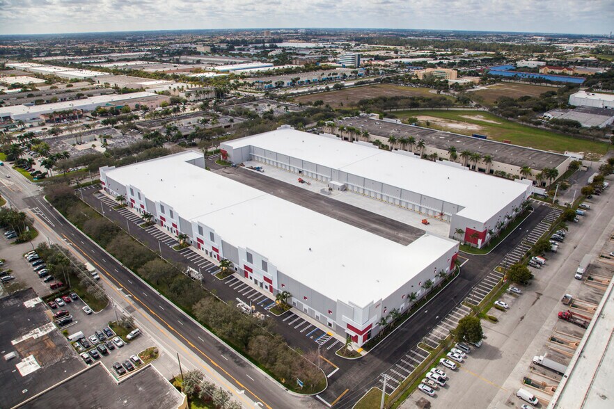 8301 NW 27th St, Miami, FL à louer - Photo du bâtiment - Image 3 de 7