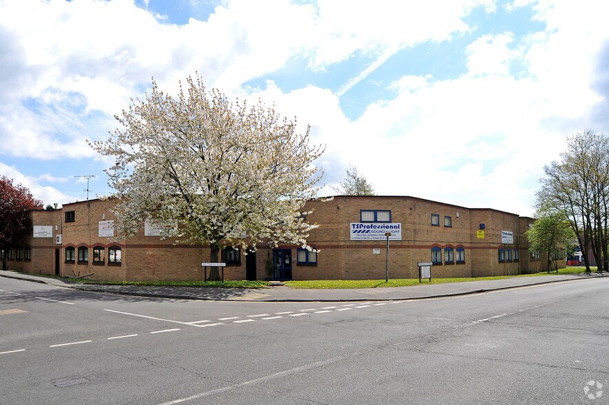 17-19 Albert Dr, Burgess Hill à louer - Photo du bâtiment - Image 3 de 6