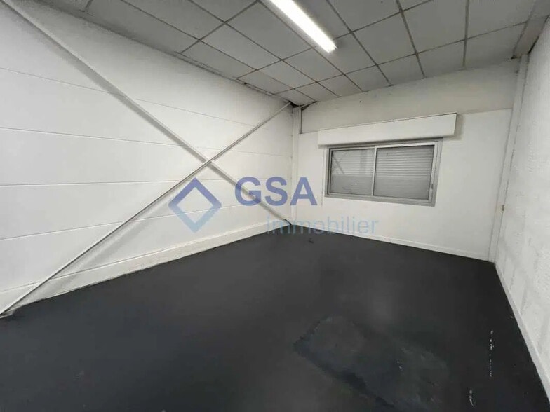 Office in Lisses for lease - Interior Photo - Image 3 of 5