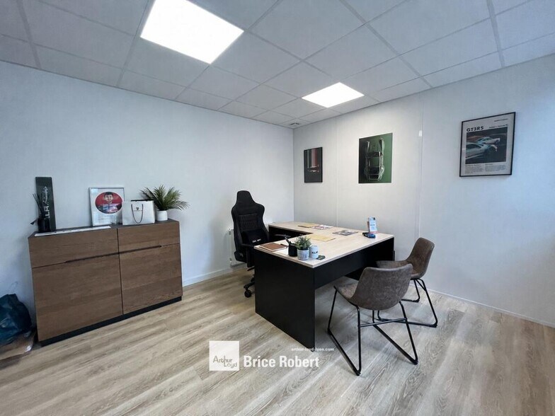 278 Rue De Montepy, Fleurieux-sur-l'Arbresle for lease - Interior Photo - Image 2 of 4
