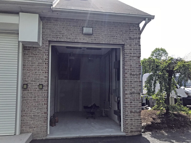 1 Saw Mill Rd, New Fairfield, CT for lease - Building Photo - Image 2 of 3