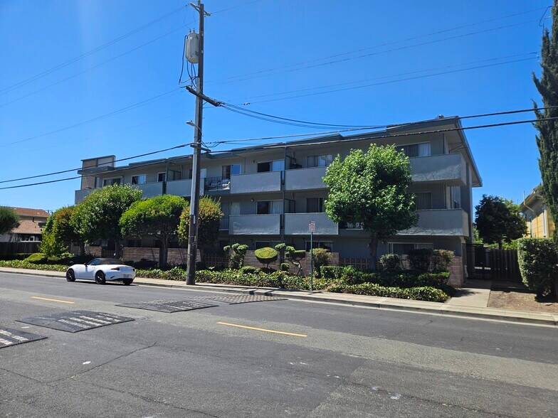 1049 Armstrong St, Hayward, CA à vendre - Photo du bâtiment - Image 2 de 41